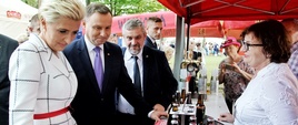 Para prezydencka oraz minister Ardanowski podczas zwiedzania stoisk