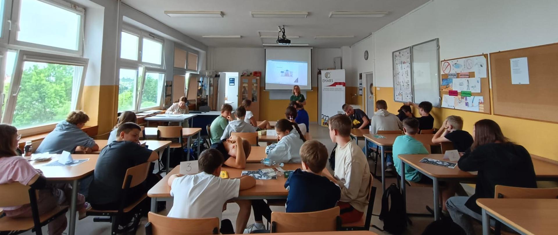 uczniowie w sali lekcyjnej podczas zajęć