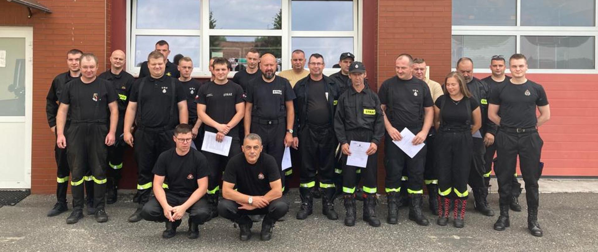Na zdjęciu widać strażaków po ukończonym szkoleniu dowódców OSP, wraz z komisją egzaminacyjną.