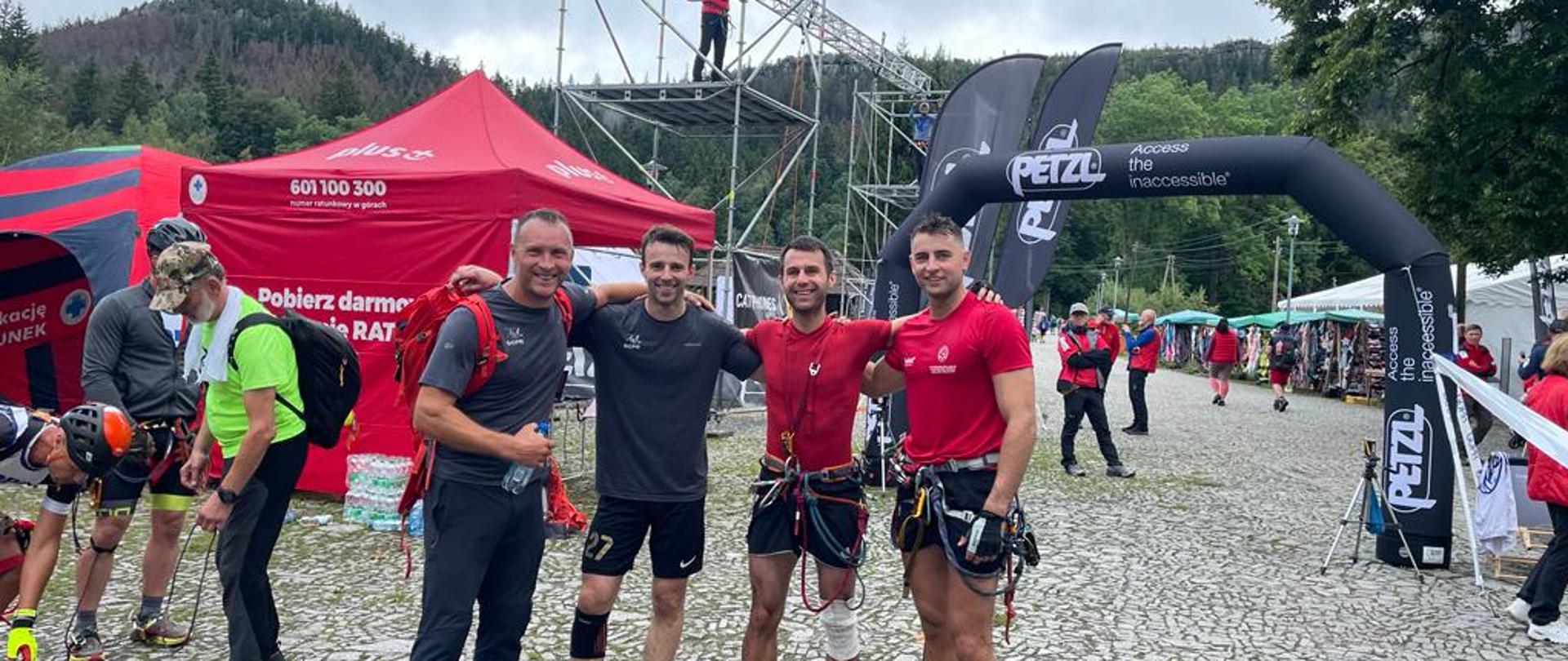 Ratownicy stojący podczas zawodów.