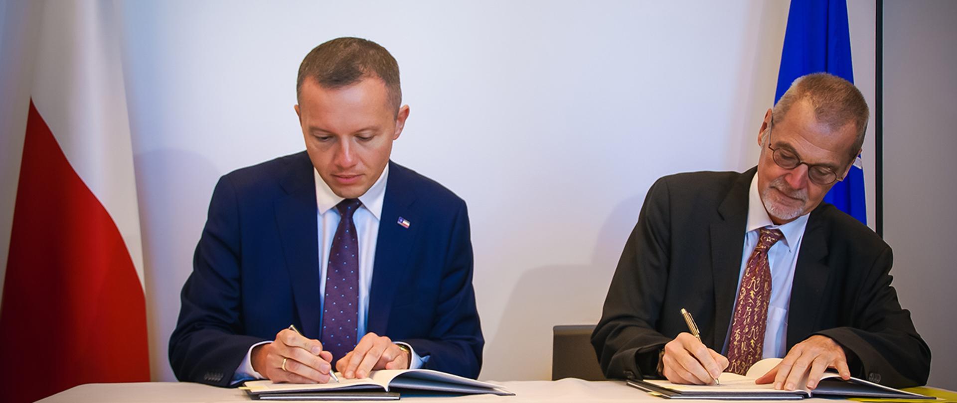Wiceminister Tomasz Zdzikot i Antonio Missiroli podpisują porozumienie