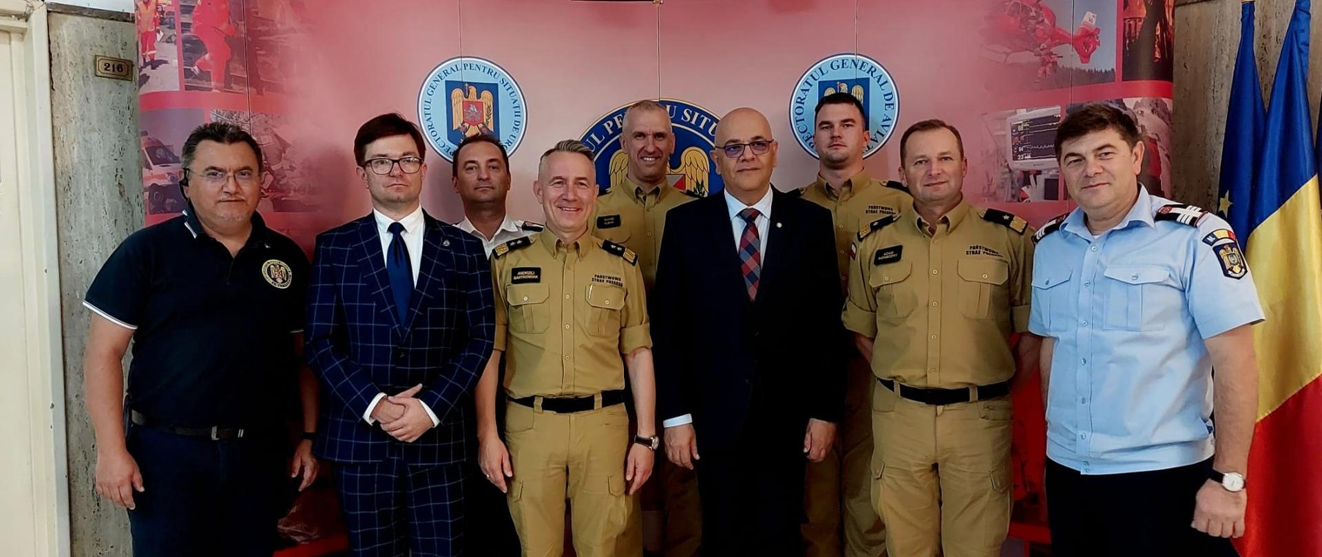 Członkowie polskiej delegacji i przedstawiciele służby rumuńskiej pozują do zdjęcia
