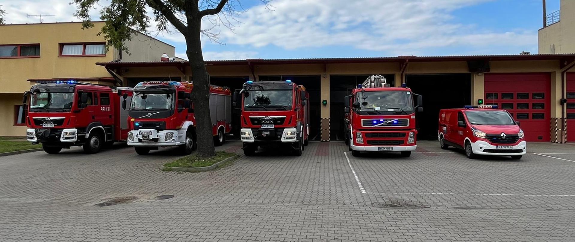 Samochody pożarnicze na placu JRG Grodzisk Mazowiecki z włączonymi sygnałami świtlnymi i dźwiekowymi w celu uczczenia 78. rocznicy wybuchu Powstania Warszawskiego