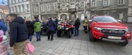 widoczne w tle zabudowania, na pierwszym planie pojazd pożarniczy oraz quad