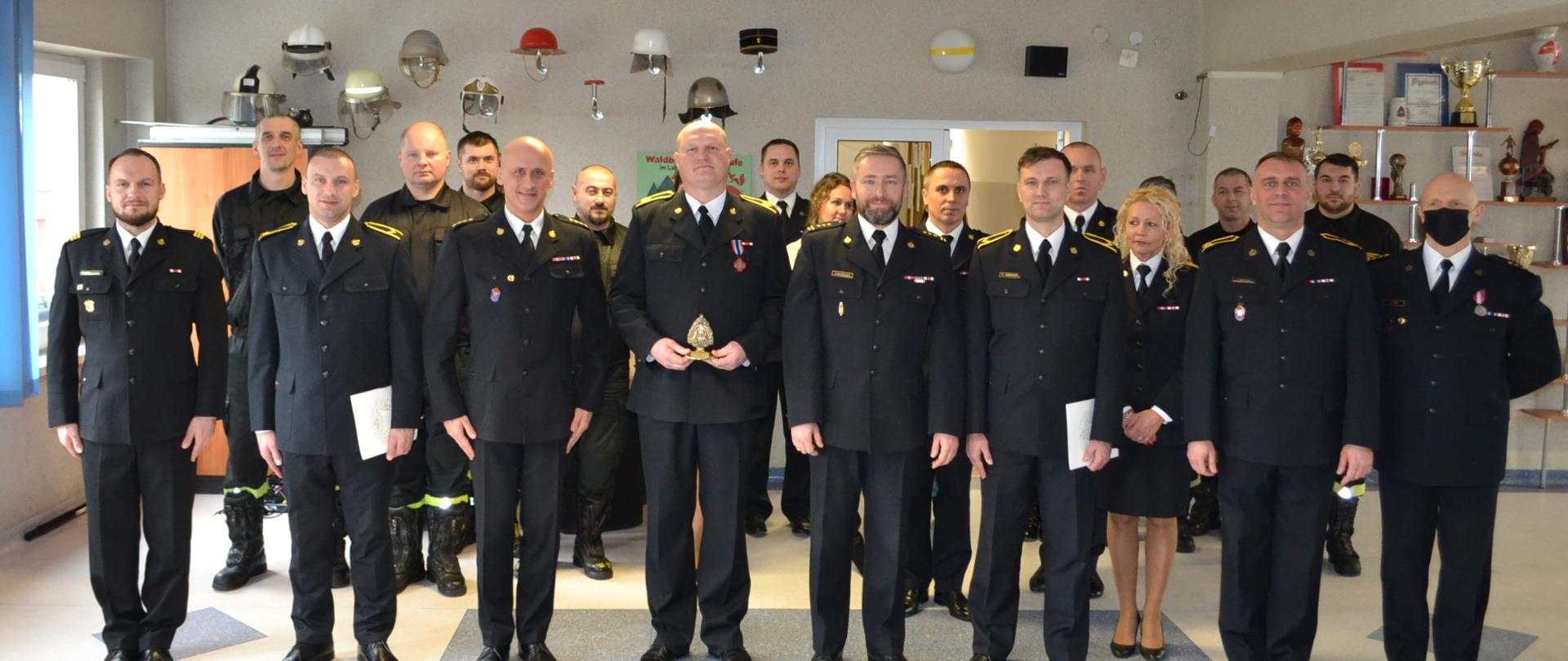 Na zdjęciu widoczne są wszystkie osoby biorące udział w apelu.