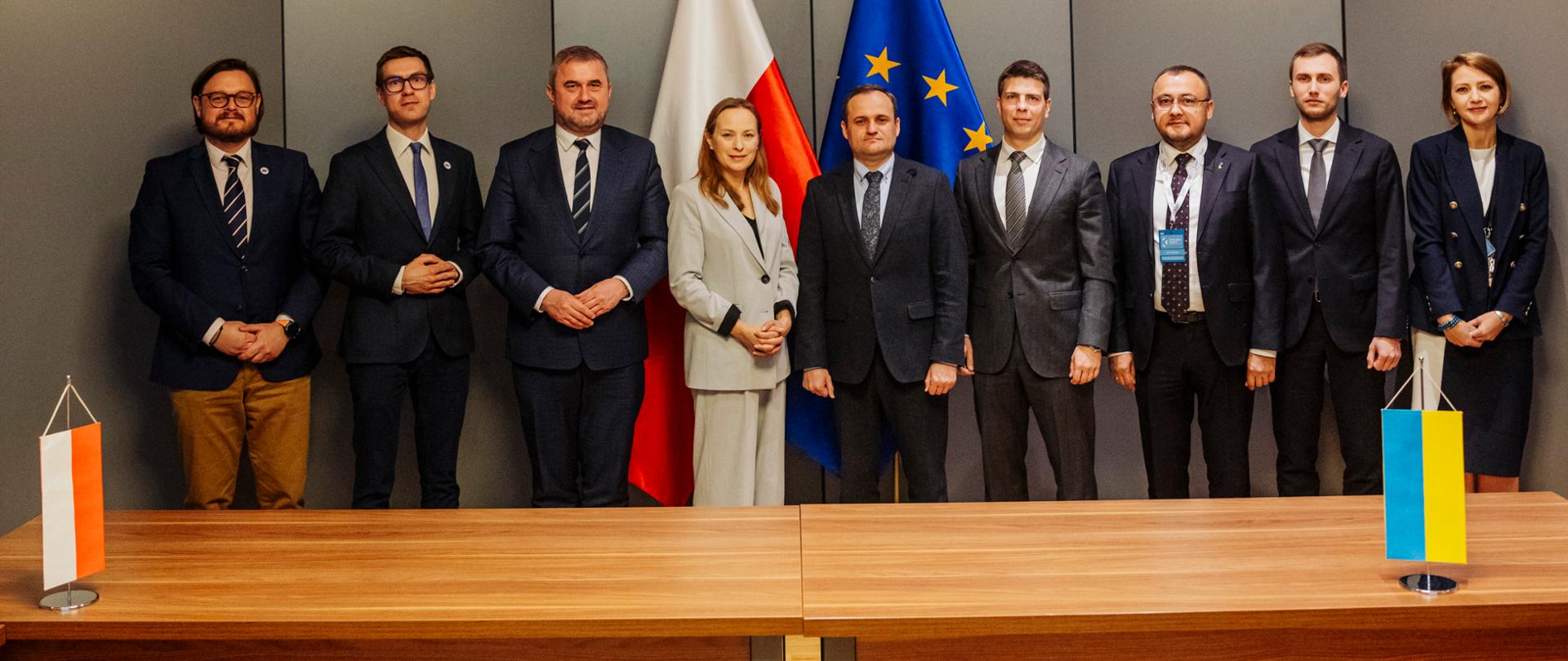 Wiceminister infrastruktury Stanisław Bukowiec oraz minister funduszy i polityki regionalnej Katarzyna Pełczyńska-Nałęcz rozmawiali w Warszawie z wicepremierem, ministrem rozwoju gmin i terytoriów Ukrainy Oleksiiem Kulebą oraz towarzyszącym mu wiceministrem S. Derkachem. W ramach spotkania, poza tematyką rozwoju infrastruktury łączącej Polskę i Ukrainę, poruszono także sprawy dotyczące przyszłej odbudowy Ukrainy.