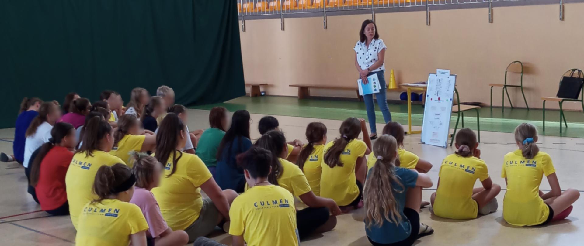 Prelekcja dot. uzależnień podczas obozu sportowego w ZSP w Gałczewie