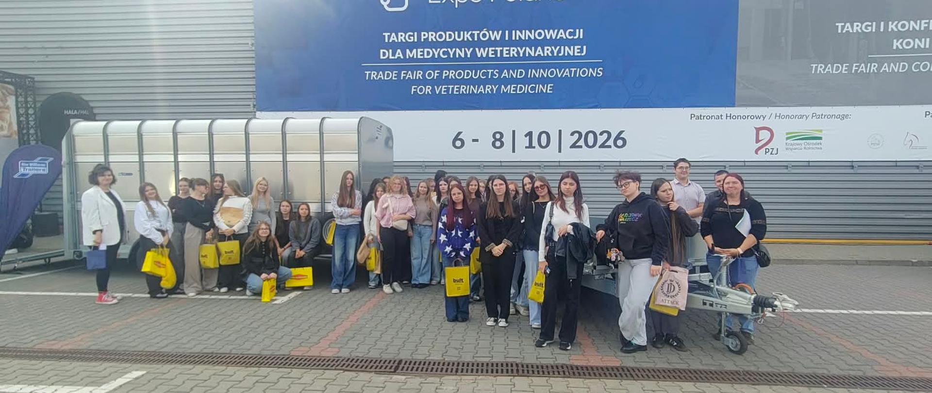 Zdjęcie pamiątkowe uczestników wycieczki przed budynkiem Targów