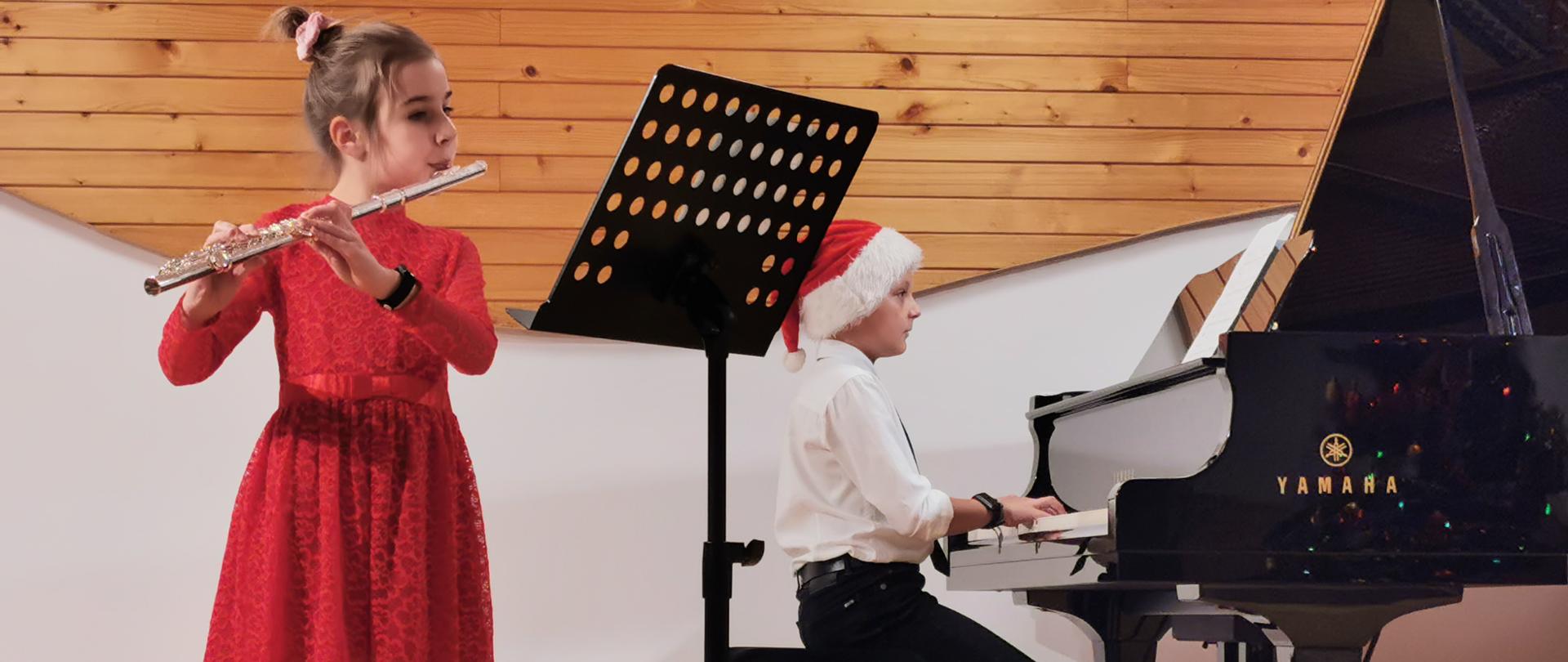 młoda flecistka na scenie wraz z akompaniującym pianistą