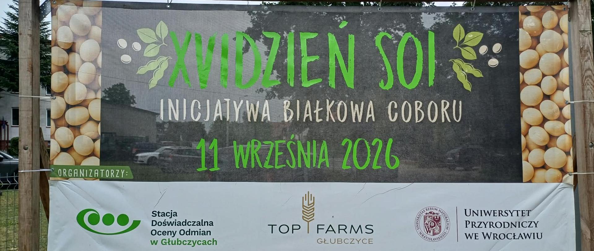 Zdjęcie przedstawia baner promujący XVI Dni Soi w Stacji Doświadczalnej Oceny Odmian w Głubczycach