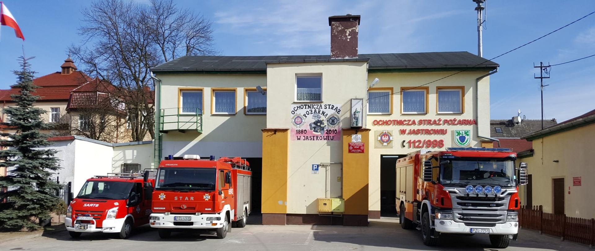 Ochotnicza Straż Pożarna w Jastrowiu będąca w Krajowym Systemie Ratowniczo-Gaśniczym. Na zdjęciu plac przed remizą z pojazdami.