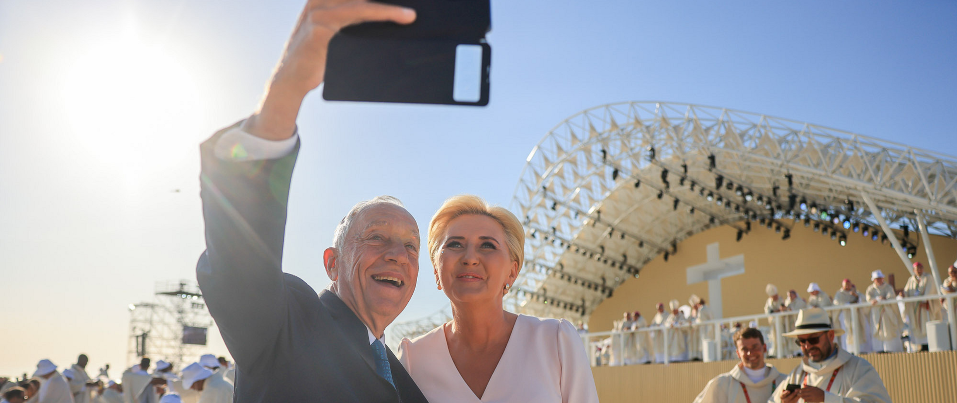 Zdjęcie przedstawiające prezydenta Portugalii Marcelo Rebelo de Sousa robiącego selfie z Małżonka Prezydenta RP Agata Kornhauser-Dudą przed mszą kończącą Światowe Dni Młodzieży Lizbona 2023.