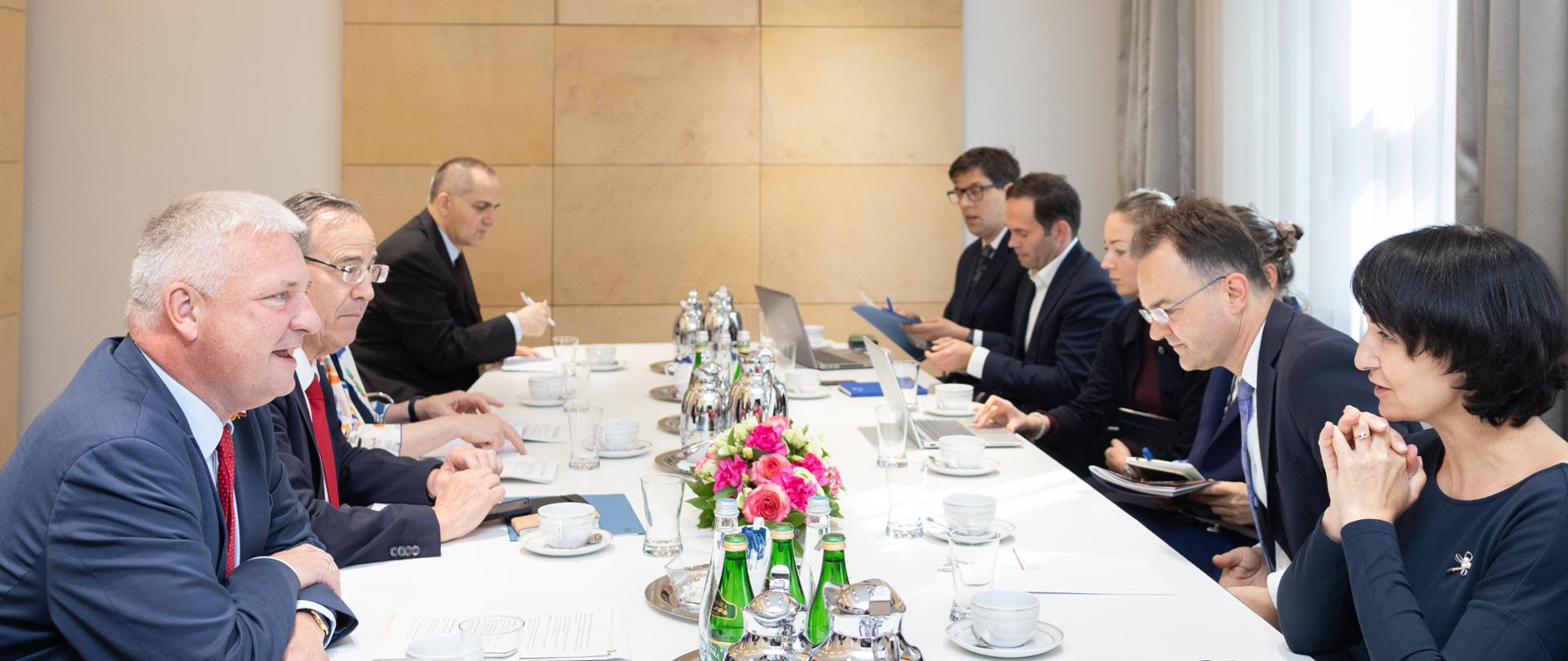 Spotkanie Przewodniczącej Rady ds. Współpracy z RFN Henryki Mościckiej-Dendys z koordynatorem rządu Niemiec ds. współpracy z Polską. Członkowie spotkania siedzą przy stole. 