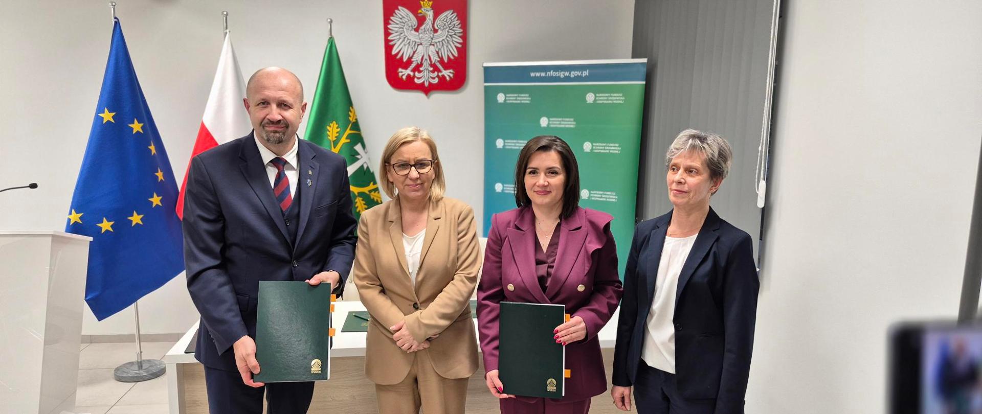 Zdjęcie grupowe. W podpisaniu umowy w dniu 13 lutego 2026 udział wzięli (na zdjęciu od lewej strony): Robert Gajda, zastępca prezesa zarządu NFOŚiGW, Paulina Hennig-Kloska, ministra Klimatu i Środowiska, Malwina Pietrzak, wójt gminy Chodów, Elżbieta Kwiatkowska, skarbnik gminy Chodów.