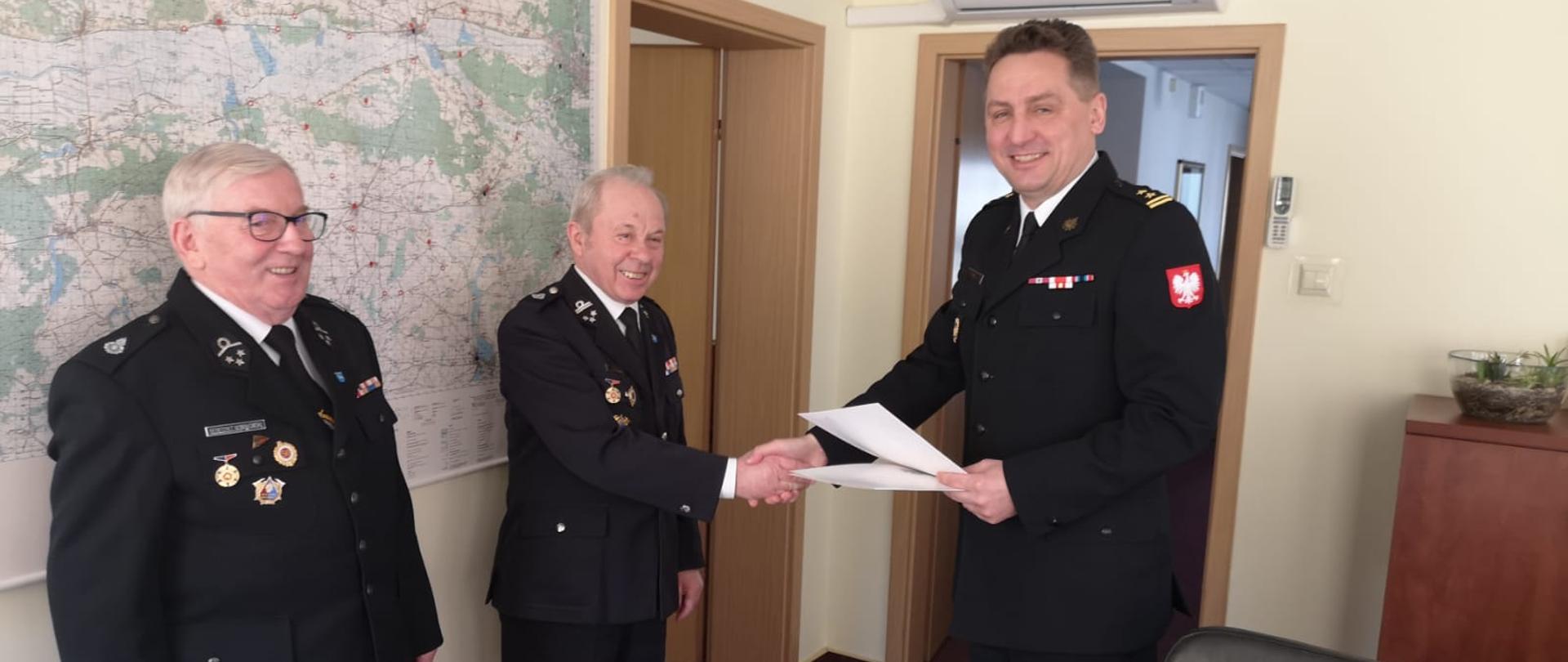 Na zdjęciu Komendant Powiatowy PSP w Nakle wraz z druhami OSP