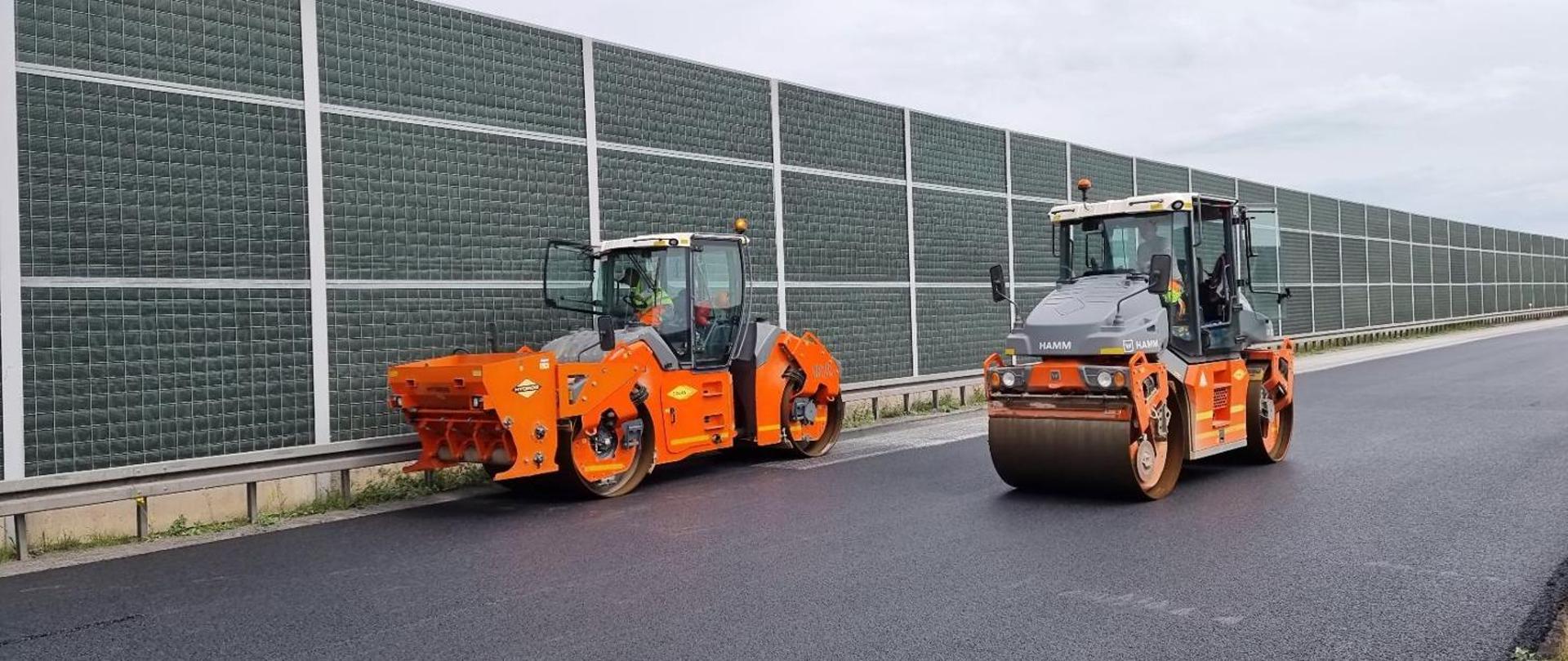 Na zdjęciu walce drogowe podczas prac remontowych