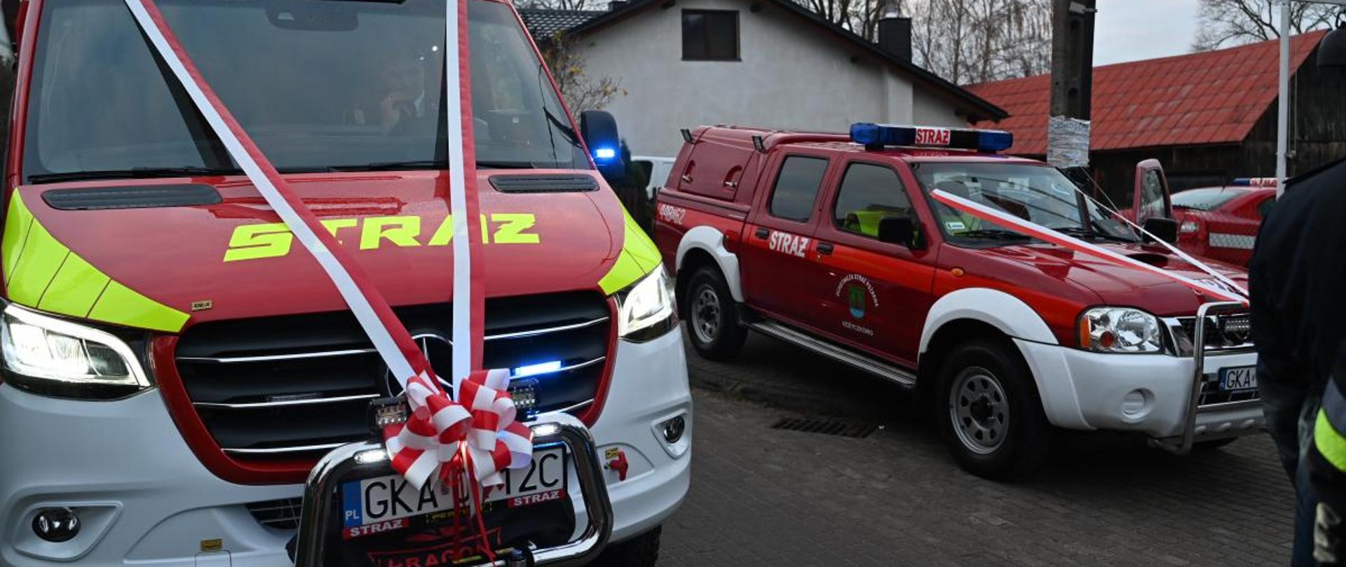 Przystrojone samochody przygotowane do przekazania