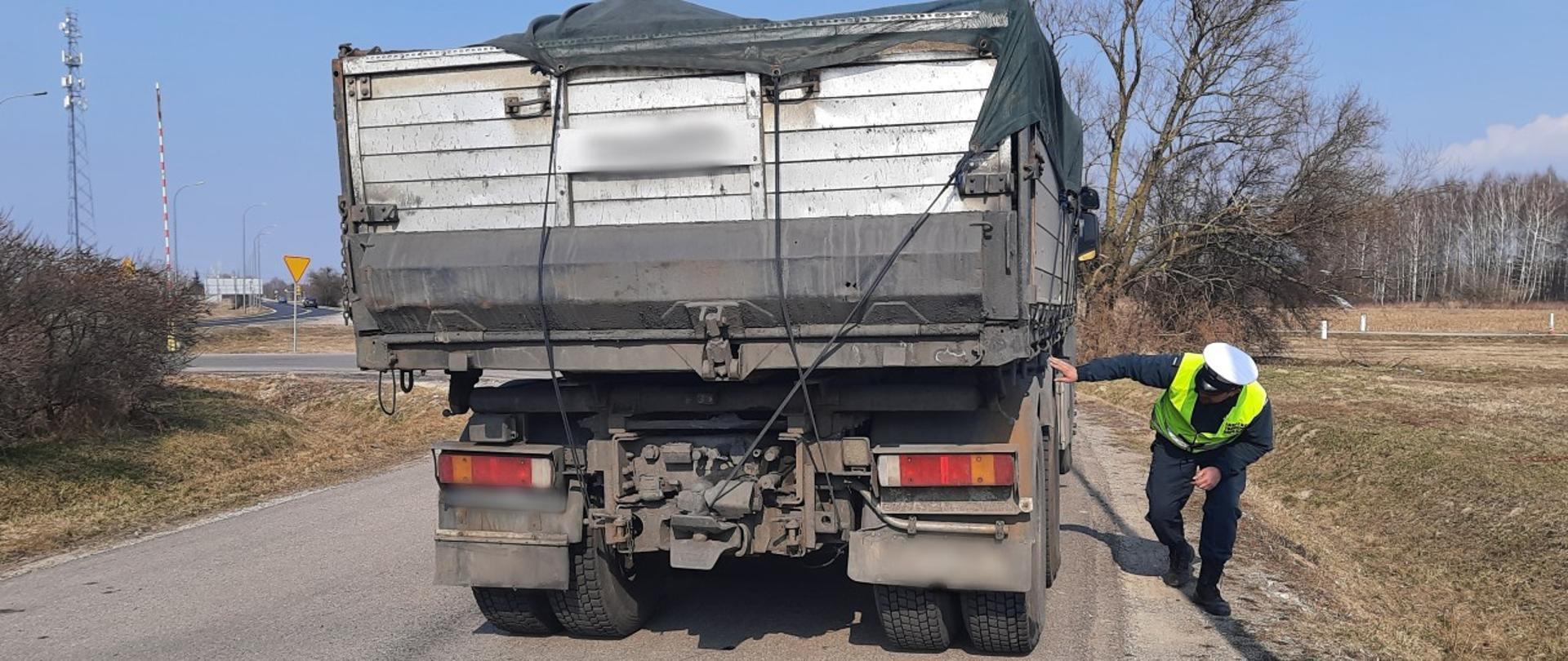 Inspektor mazowieckiej ITD kontroluje stan techniczny ciężarówki zatrzymanej w Płocku. 