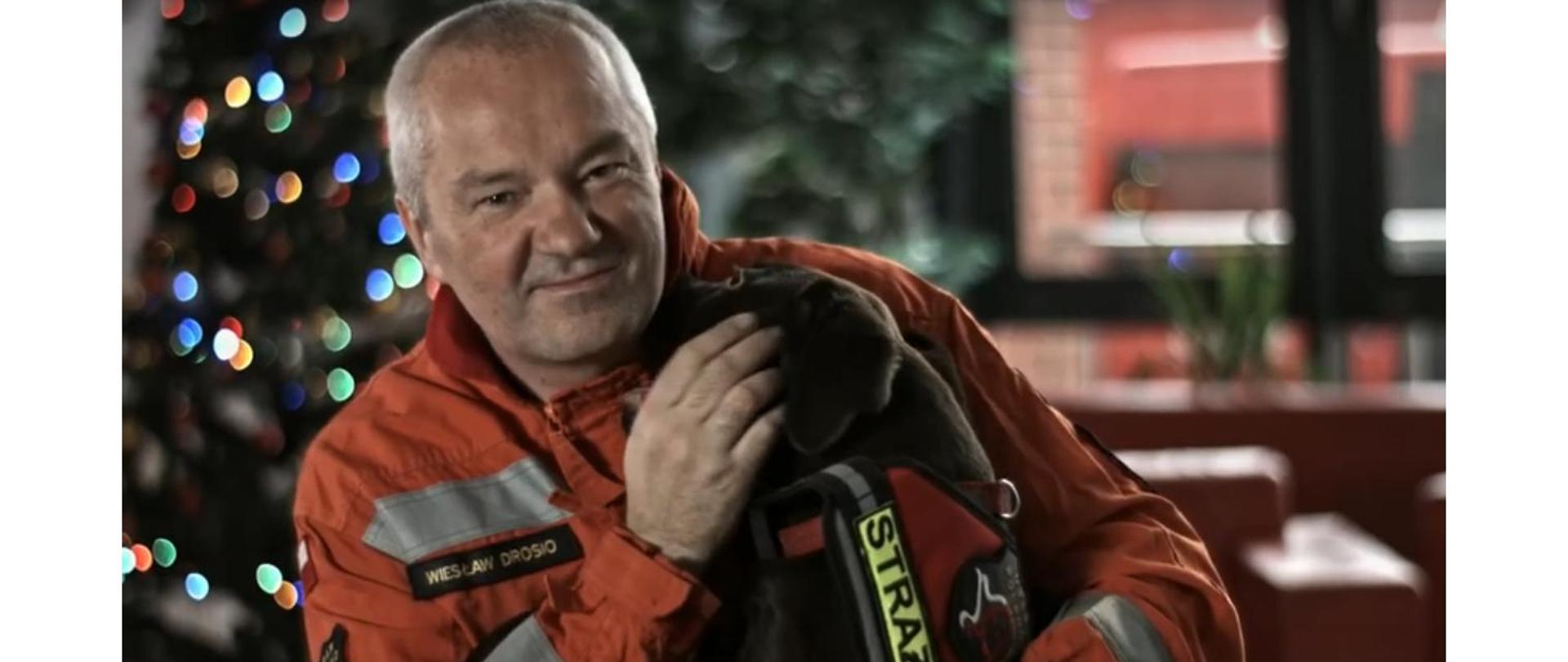 Film świąteczny z udziałem ministra Mariusza Błaszczaka i funkcjonariuszy służb