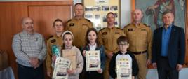 Na zdjęciu zwycięzcy turnieju w swojej grupie wiekowej wraz z opiekunami i komisją sędziowską 