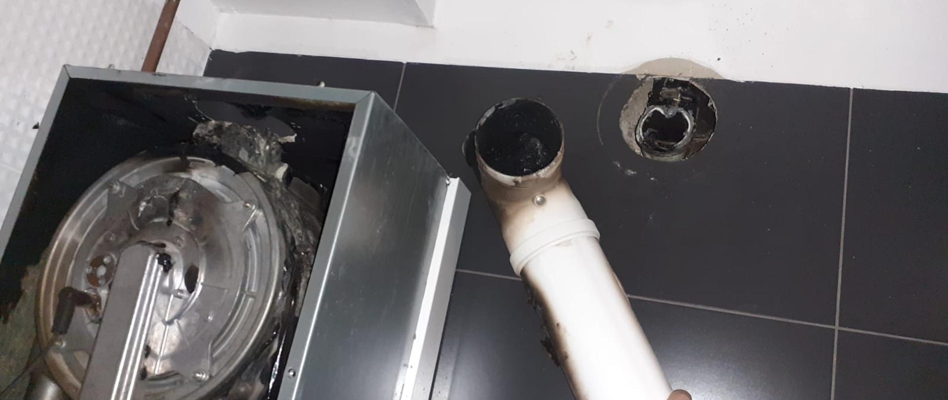 Piec gazowy centralnego ogrzewania po ugaszeniu . Po prawej stronie nadpalona rura wentylacyjna