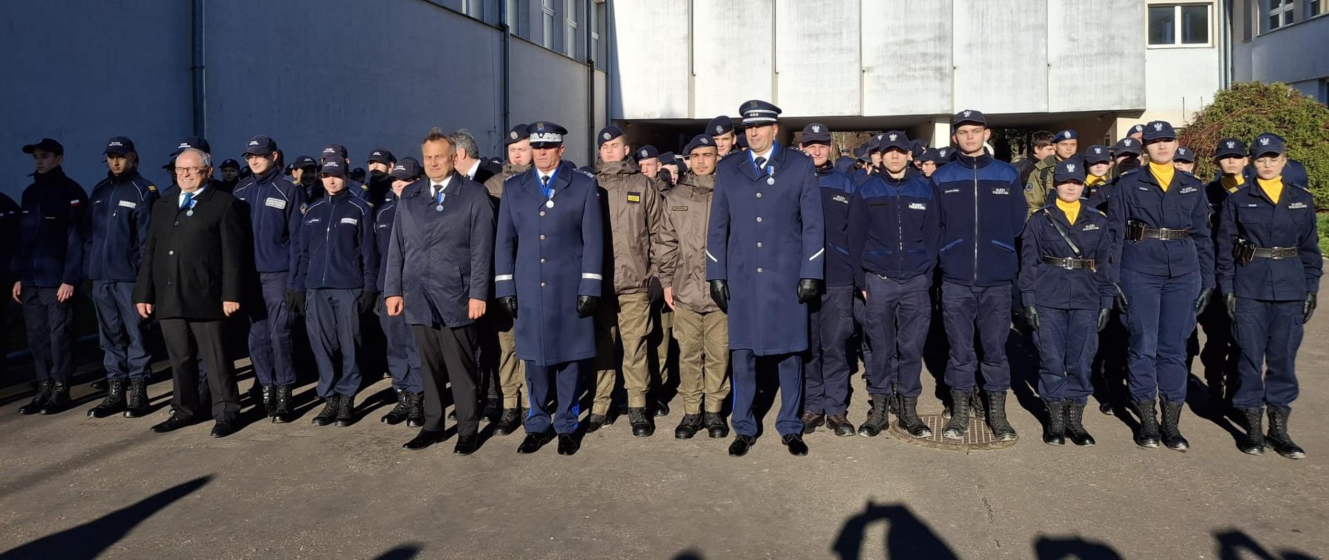Uczniowie podczas uroczystości z udziałem Komendanta Wojewódzkiego Policji w Łodzi nadinsp. Arkadiusza Sylwestrzaka upamiętniającej 85. rocznicę Zbrodni Katyńskiej
