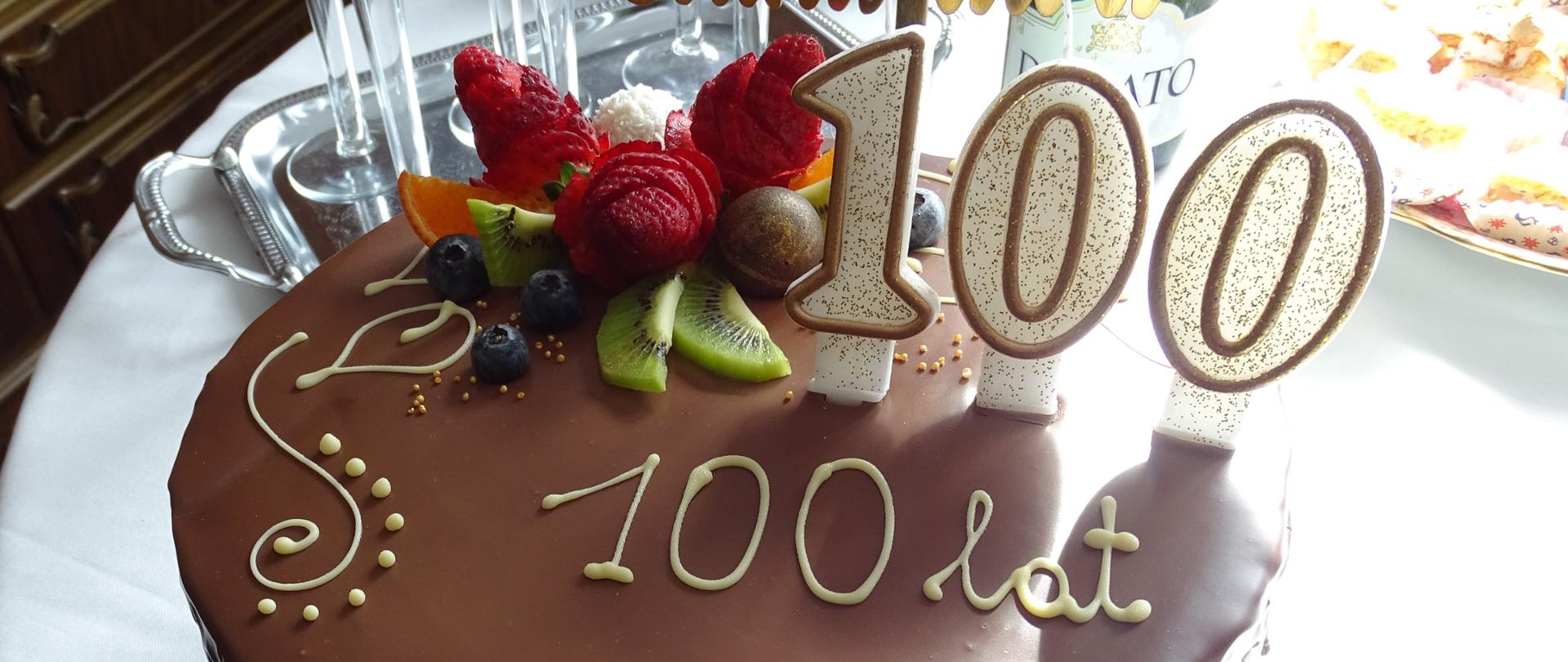 Na zdjęciu widoczny jest tort