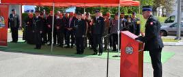 Na zdjęciu widzimy Zastępcę Komendanta Wojewódzkiego PSP przemawiających do strażaków i zgromadzonych gości.