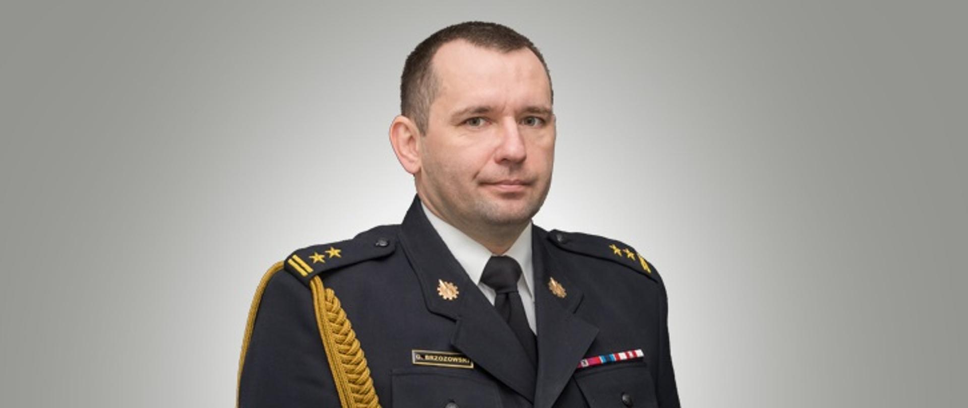 Naczelnik Wydziału Logistyki bryg. Grzegorz Brzozowski w mundurze galowym.