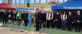 Na zdjęciu przemawia strażak PSP w mundurze, w tle goście podczas uroczystości otwarcia mistrzostw