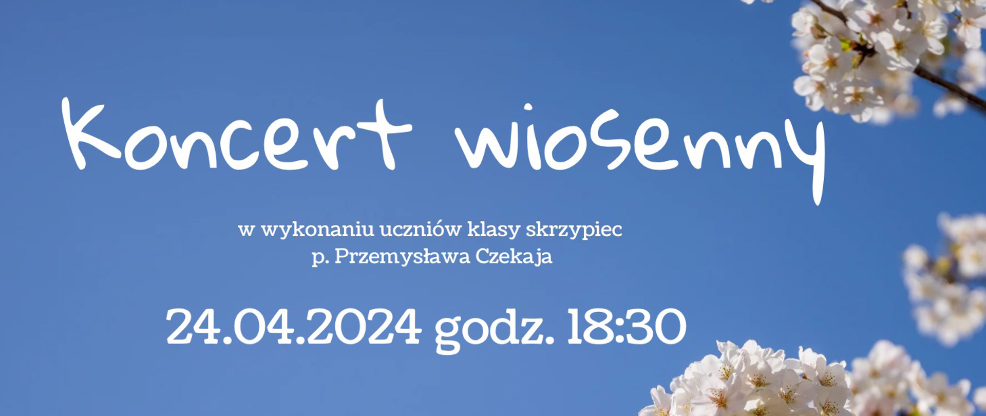 Baner, którego tło stanowi zdjęcie wiosennych kwiatów na tle jasnego, bezchmurnego nieba. Z lewej strony umieszczona napis „Koncert wiosenny w wykonaniu uczniów klasy skrzypiec p. Przemysława Czekaja” oraz datę i godzinę koncertu.