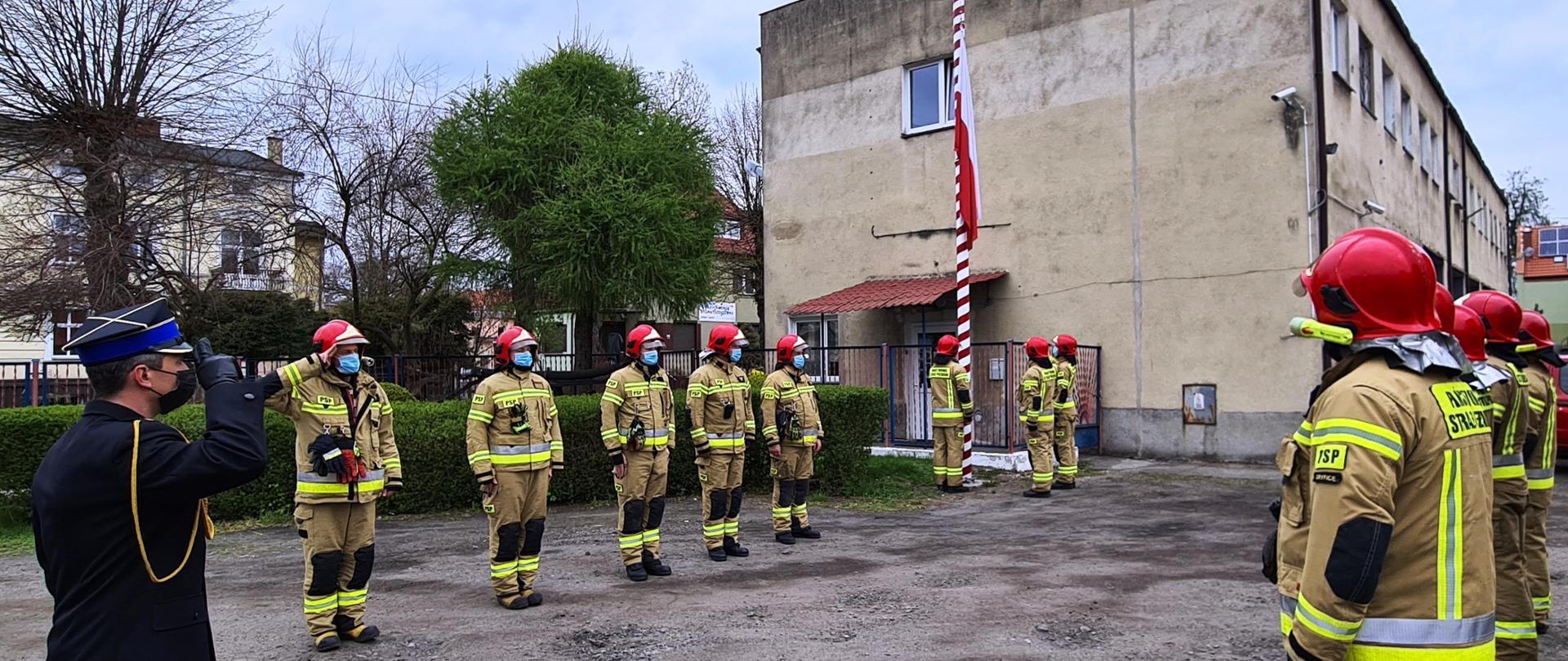 Widoczne na zdjęciu zmiany służbowe JRG PSP Gryfice podczas uroczystości podniesienia flagi państwowej na maszt
