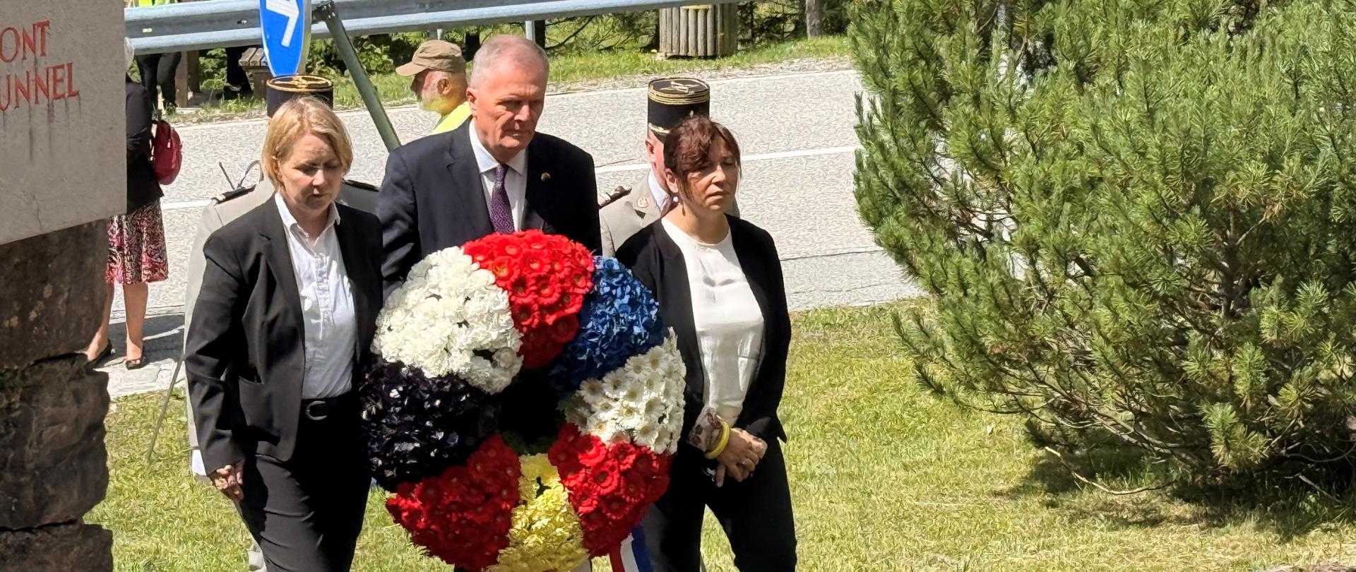 Veleposlanik Republike Poljske v Sloveniji Leszek Soczewica skupaj z veleposlanicama Francije in Nemčije polaga skupni venec ob slovesnosti ob 81. obletnici osvoboditve koncentracijskega taborišča Mauthausen–Ljubelj.