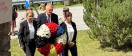 Veleposlanik Republike Poljske v Sloveniji Leszek Soczewica skupaj z veleposlanicama Francije in Nemčije polaga skupni venec ob slovesnosti ob 81. obletnici osvoboditve koncentracijskega taborišča Mauthausen–Ljubelj.