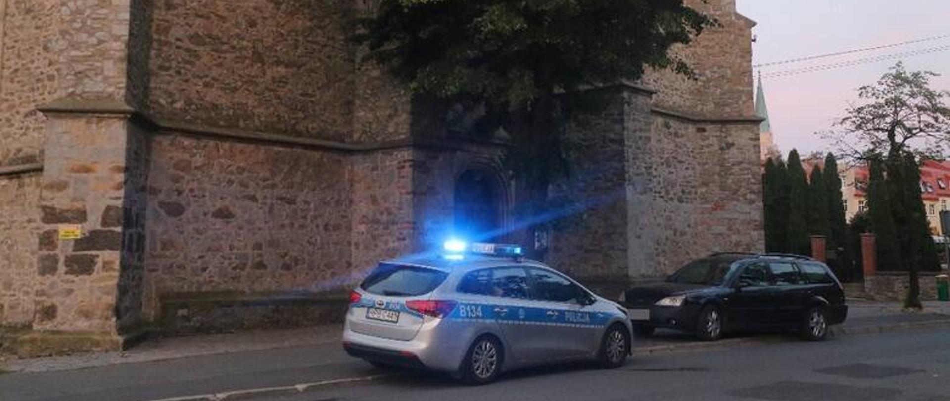 samochody policyjny i prywatny