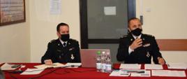 Na zdjęciu st. bryg. Daniel Dryniak zastępca podkarpackiego komendanta wojewódzkiego PSP oraz st. bryg. Bogusław Szczurko komendant miejski PSP w Przemyślu podczas konsultacji ustawy z druhami OSP