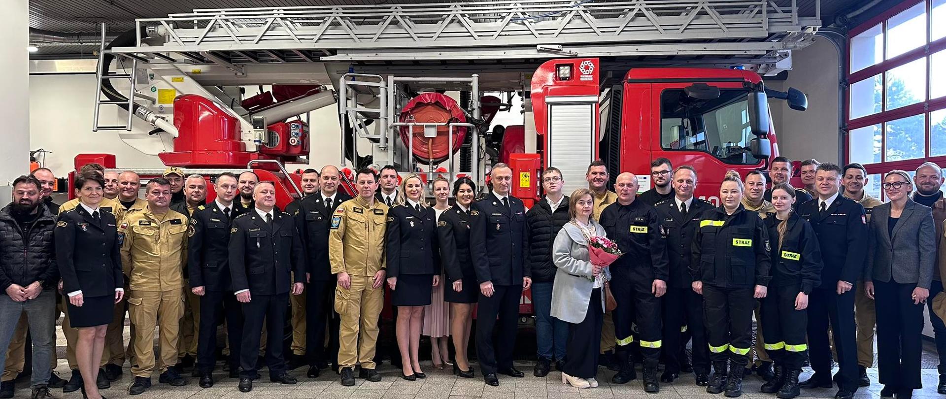Na zdjęciu widać zgromadzonych funkcjonariuszy KP PSP w Strzelcach Opolskich oraz zaproszonych gości na uroczystej zmianie służby w związku z przejściem na zaopatrzenie emerytalne asp. sztab. Józefa Jelito.