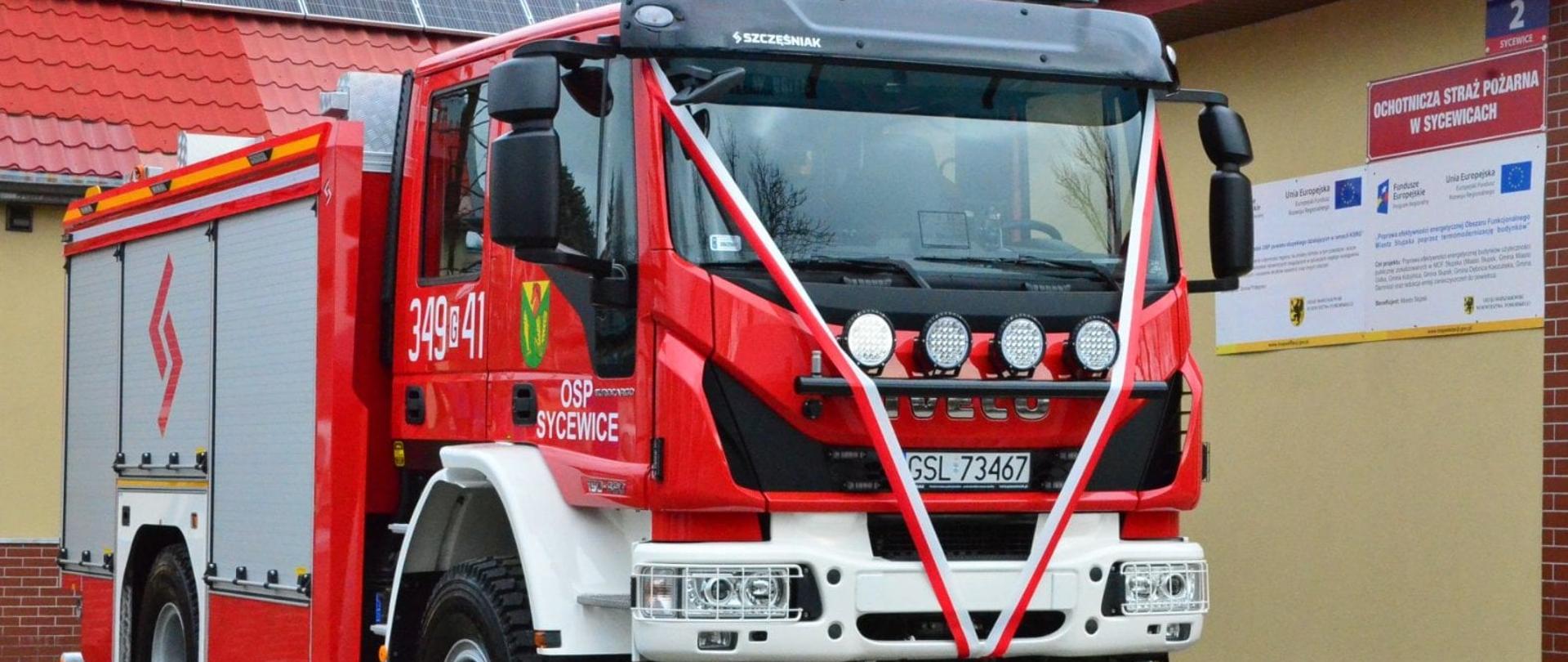Zdjęcie przedstawia samochód gaśniczy otrzymany przez OSP Sycewice.