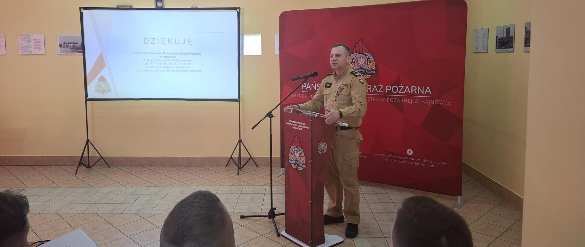 W czwartek 19 lutego 2026 roku odbyła się narada roczna podsumowująca działalność Komendy Powiatowej PSP w Hajnówce w 2025 roku - podlaski komendant wojewódzki podczas przemówienia przy mównicy