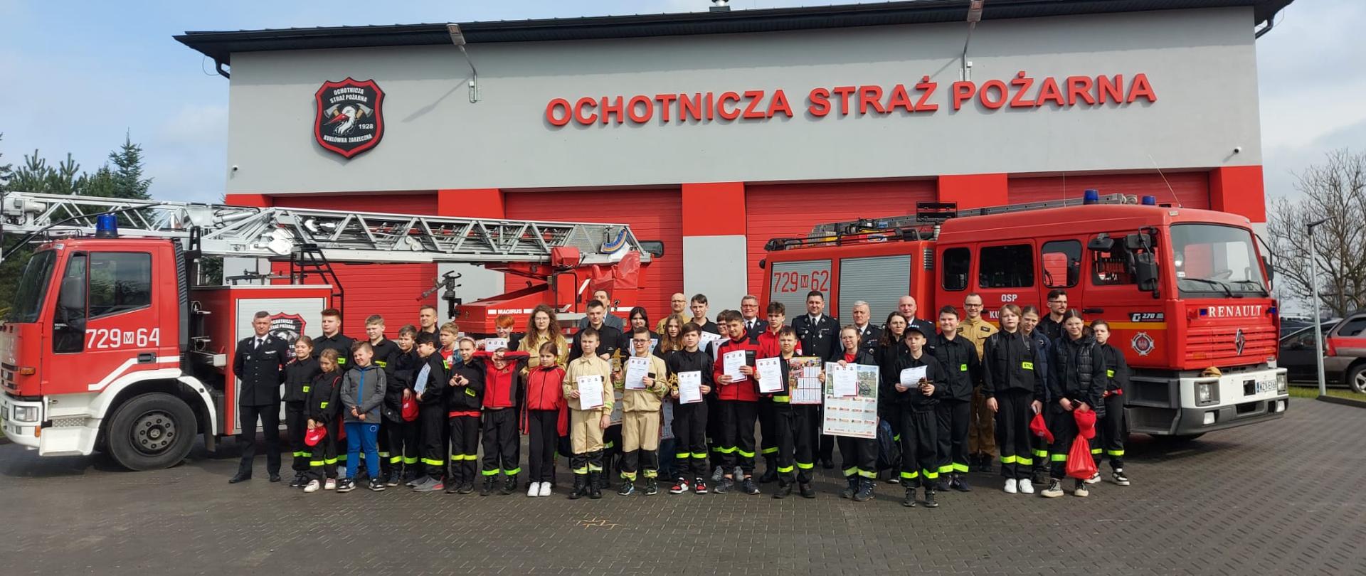 Zdjęcie grupowe przed strażnicą OSP