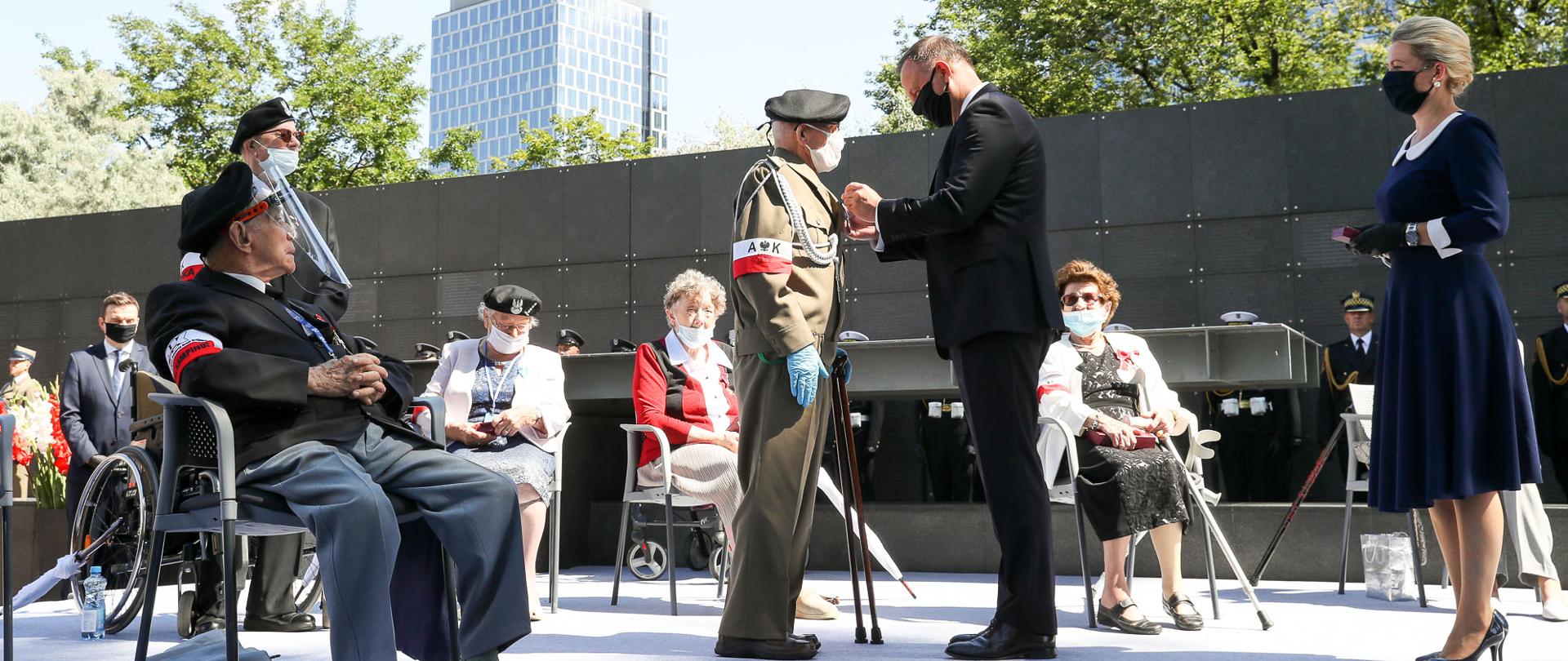 Uroczystość nadania przez Prezydenta RP Andrzeja Dudy orderów i odznaczeń z okazji 76. rocznicy wybuchu Powstania Warszawskiego (fot. Igor Smirnow/KPRP)