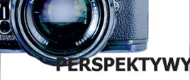Plakat promujący wystawę fotograficzną zatytułowaną „Perspektywy”. Na górze plakatu znajduje się duże zdjęcie klasycznego, czarnego aparatu analogowego Nikon z obiektywem skierowanym w stronę widza. Poniżej aparatu widnieje duży, pogrubiony napis „PERSPEKTYWY”.