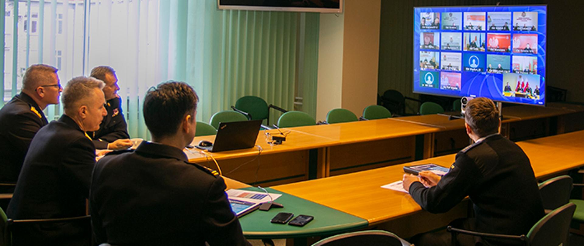 Zdjęcie przedstawia kierownictwo KG PSP podczas wideokonferencji z komendantami wojewódzkimi PSP.