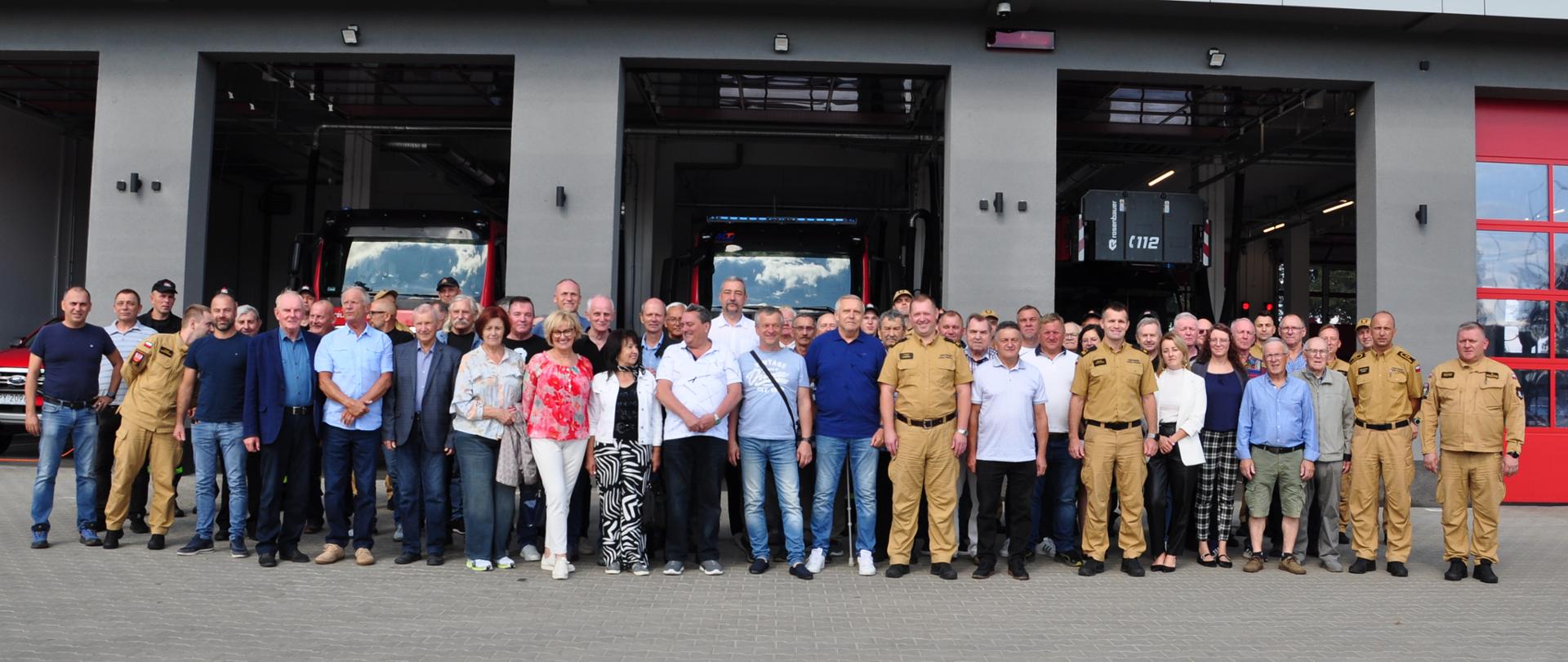 Na zdjęciu widać strażaków oraz emerytów strażackich w trakcie uroczystego spotkania. 