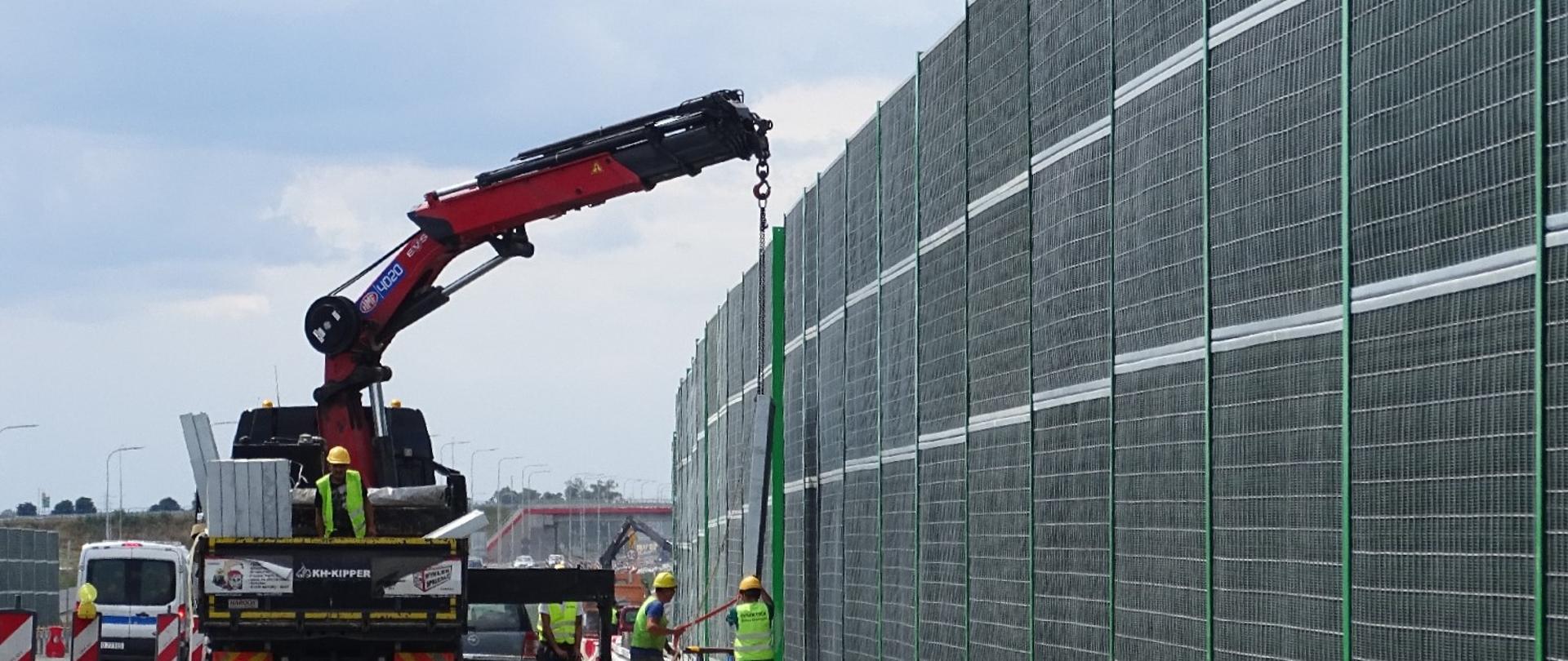 Montaż ekranów akustycznych na S5 w m. Trzeciewiec (6.07.2022)