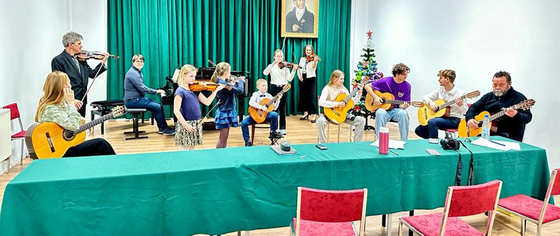 Zdjęcie dzieci podczas Konkursu Kolędowy Sekcji Instrumentów Strunowych. X edycja 