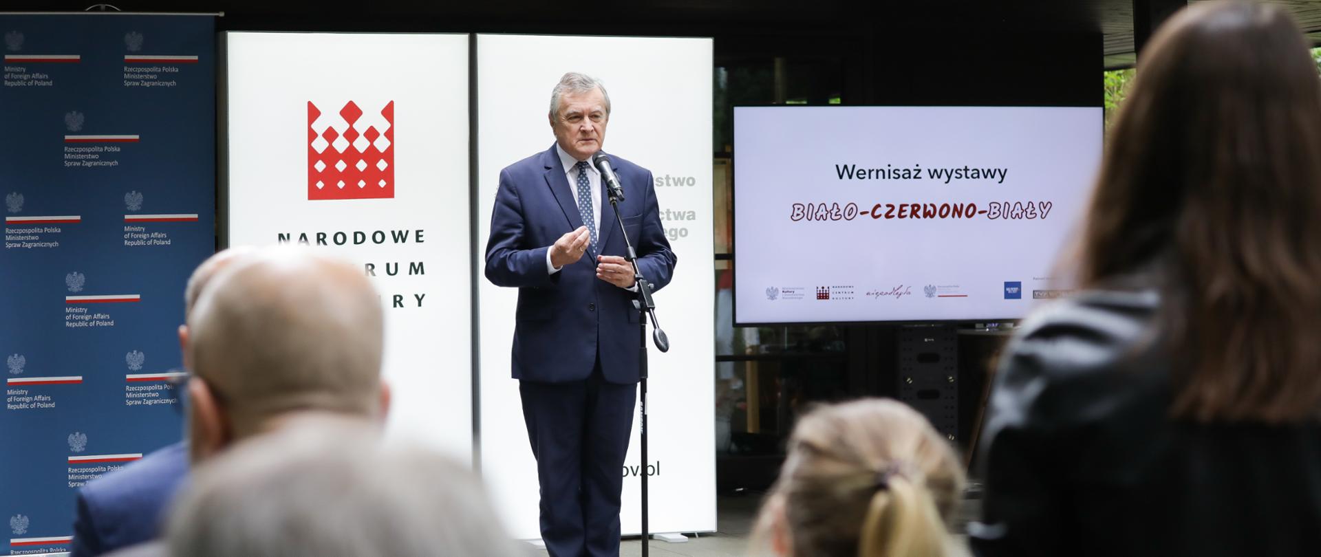 Wicepremier Gliński: „Nie możemy się godzić na zło” – wernisaż wystawy „Biało-czerwono-biały” w Łazienkach Królewskich, fot. Danuta Matloch