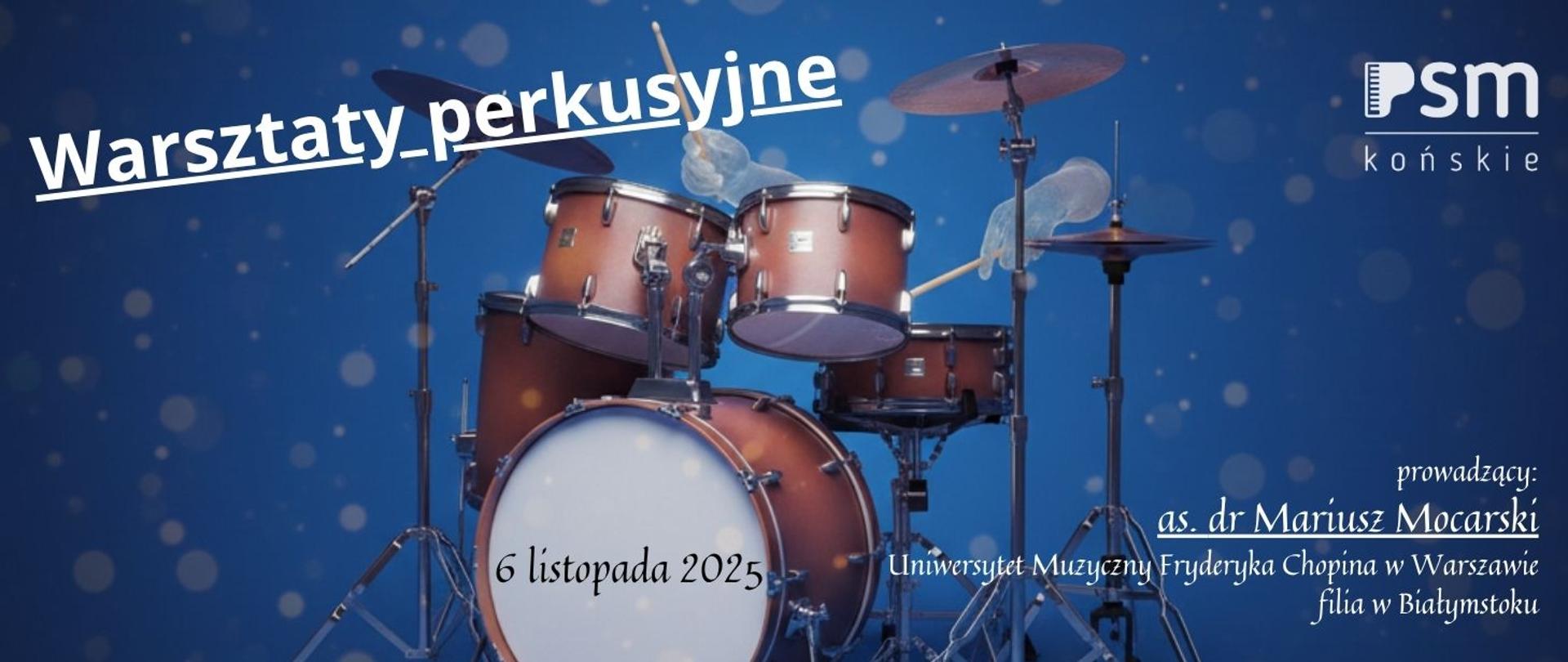 baner na niebieskim tle białe litery. po środku zdjęcie zestawu perkusyjnego