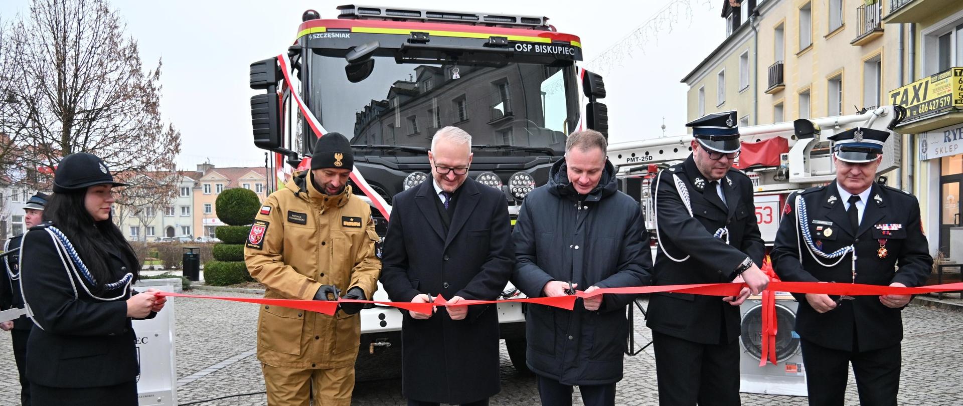 Uroczystość oficjalnego przekazania pojazdu pożarniczego do jednostki Ochotniczej Straży Pożarnej w Biskupcu