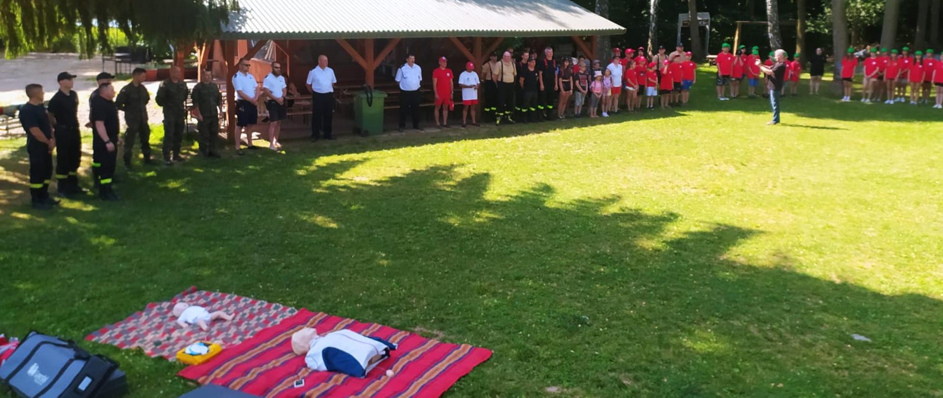 Zdjęcie przedstawia dzieci i organizatorów obozu zebranych podczas Powitania